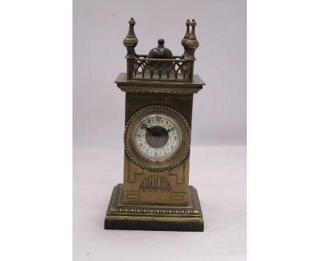A VINTAGE BRASS MANTEL CLOCK ON A MARBLE BASE, WITH FOUR SPIRES TO THE TOP. WORKING WHEN CATALOGUED - NO WARRANTY GIVEN. 