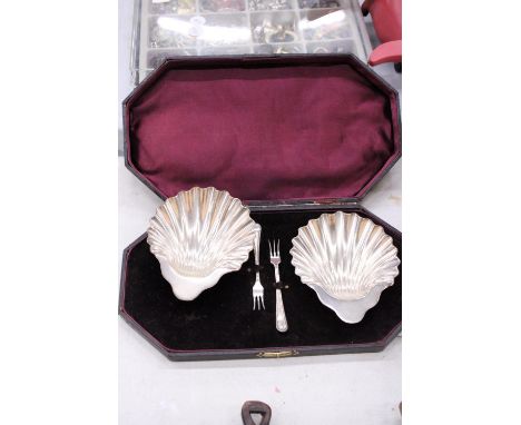 A BOXED SILVER PLATED "SHELLS AND FORK" OYSTER SET 