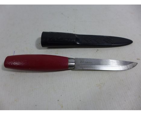 A MORA OF SWEDEN KNIFE AND SCABBARD, 9.5CM BLADE, LENGTH 21CM 