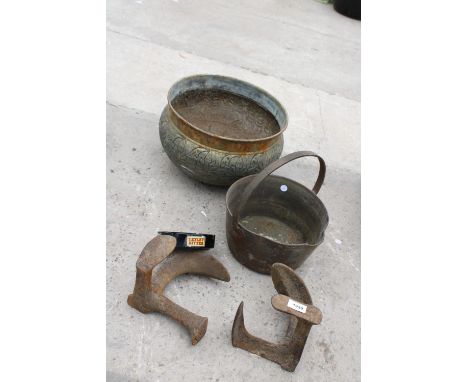 AN ASSORTMENT OF VINTAGE ITEMS TO INCLUDE COBBLERS LASTS AND A JAM PAN 
