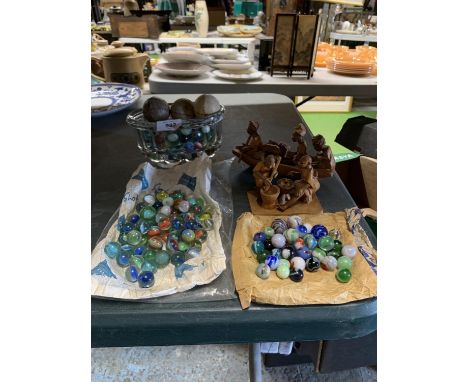 A QUANTITY OF MARBLES TO INCLUDE A GLASS JELLY MOULD, THREE VINTAGE BALLS PLUS TWO WOODEN FIGURE GROUPS 