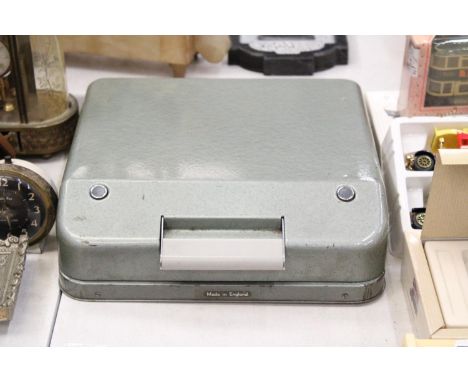 A VINTAGE "EMPIRE ARISTOCRAT" TYPEWRITER 