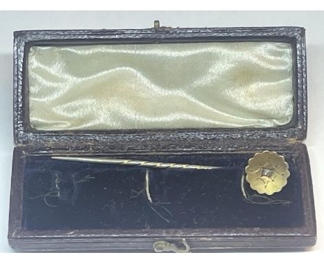 A VINTAGE 9 CARAT GOLD STICK PIN IN A PRESENTATION BOX 