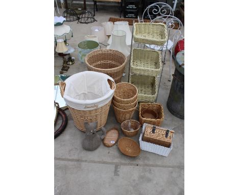 AN ASSORTMENT OF WICKER ITEMS TO INCLUDE A LAUNDRY BASKET, WASTE BINS AND A SHELF UNIT ETC 