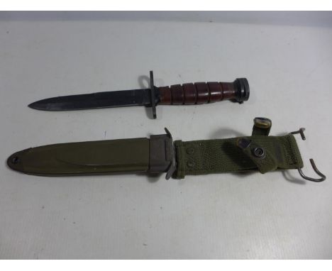 A U.S M8AI BAYONET AND SCABBARD, 16CM BLADE, LENGTH 33CM 