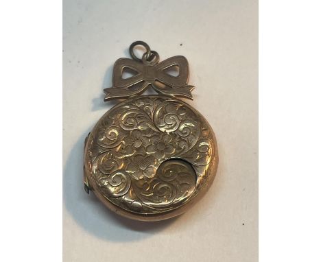 A 9 CARAT GOLD (INDISTINCT HALLMARK) LOCKET WITH BOW DESIGN TO INCLUDE VINTAGE PHOTOGRAPHS GROSS WEIGHT 4.34 GRAMS 