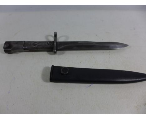 AN U21 BAYONETB AND SCABBARD, 16CM BLADE, LENGTH 31CM 