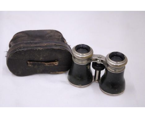A PAIR OF VINTAGE CASED VINTAGE BINOCULARS 