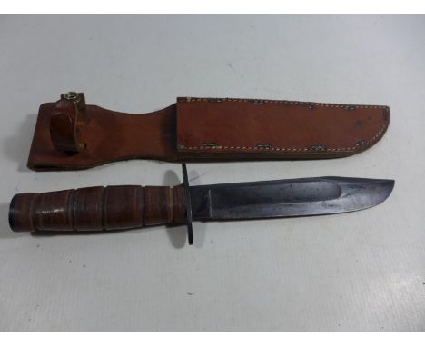 A VINTAGE BOWIE KNIFE AND LEATHER SCABBARD, 17CM BLADE, LENGTH 32CM 