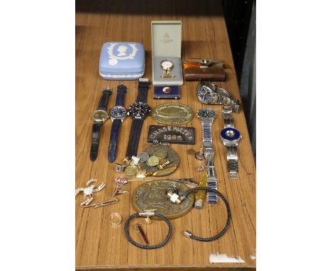 A MIXED LOT TO INCLUDE WRISTWATCHES, A POCKET WATCH, BRACELETS, TIE CLIPS, BRASS PLAQUES, A WEDGWOOD JASPERWARE TRINKET POT, 