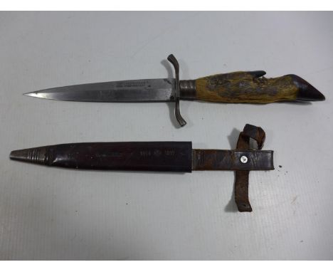 A WORLD WAR I IMPERIAL GERMAN DAGGER AND LEATHER SCABBARD, 15.5CM BLADE STAMPED E.V.D STEINEN &amp; CO WALD, SOLINGEN, THE SC