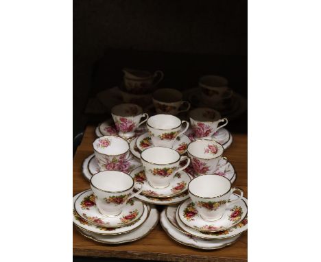 A COLLECTION OF VINTAGE CHINA TRIOS TO INCLUDE FENTON AND ROSLYN, PLUS CAKE PLATES, A CREAM JUG AND SUGAR BOWL 