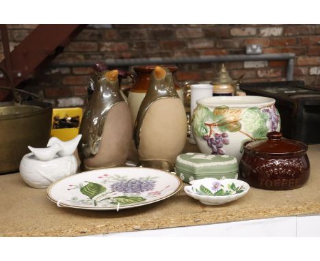A MIXED LOT OF CERAMICS TO INCLUDE LARGE PENGUINS, A PLANTER, TREACLE GLAZED 'THORNTONS' TOFFEE JAR, GREEN WEDGWOOD JASPERWAR