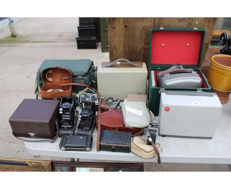 AN ASSORTMENT OF PHOTOGRAPHY EQUIPMENT TO INCLUDE MINOLTA CAMERA, PROJECTORS AND A ZEISS COCARETTE CAMERA ETC 