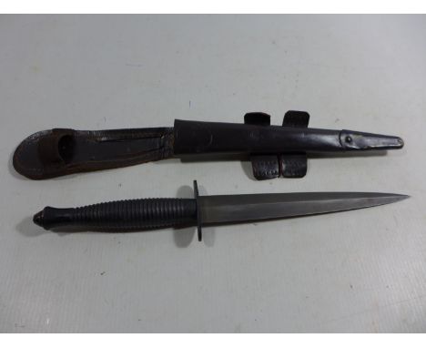 A MID TO LATE 20TH CENTURY FAIRBAIRN SYKES FIGHTING KNIFE AND SCABBARD, 17.5CM BLADE, CROSSGUARD STAMPED WILLIAM ROGERS, LENG