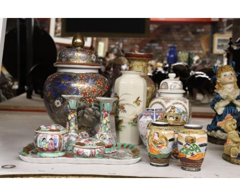 A QUANTITY OF ORIENTAL CERAMICS TO INCLUDE A HAND PAINTED VASE, CANDLE STICKS, TRINKET BOXES, ETC 