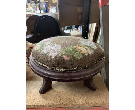 A VINTAGE TAPESTRY STOOL/FOOTSTOOL WITH FLORAL PATTERN 