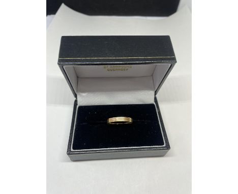 A TESTED TO 9 CARAT GOLD WEDDING BAND SIZE R IN A PRESENTATION BOX 
