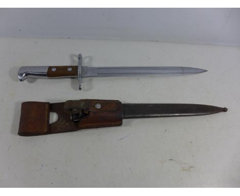 A SWISS 1918 BAYONET AND SCABBARD, 30CM BLADE, LENGTH 46CM 