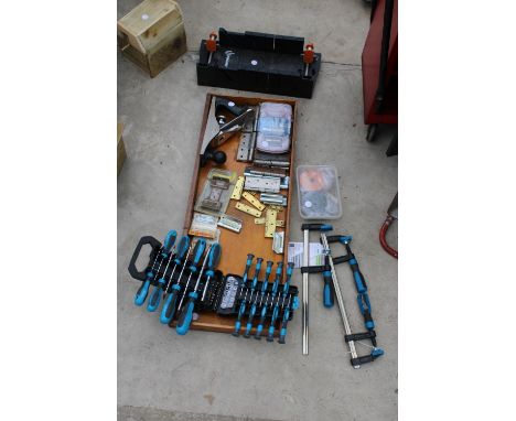 AN ASSORTMENT OF TOOLS TO INCLUDE A SCREW DRIVER SET, CLAMPS AND A WOOD PLANE ETC 