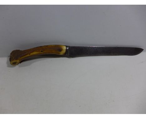 A VINTAGE STAGHORN HANDLED KNIFE 25CM BLADE, LENGTH 41CM 