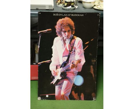 A PHOTOGRAPHIC PRINT ON BOARD OF BOB DYLAN AT BUDOKAN, 50CM X 76CM 