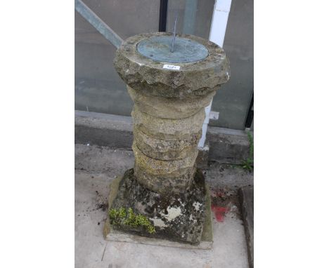 A WEATHERED NATURAL STONE SUNDIAL (H:69CM) 