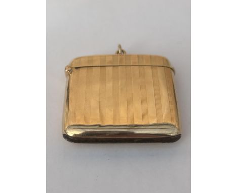 A 9CT GOLD FULLY HALLMARKED ENGINE TURNED VESTA CASE WITH FLIP TOP COVER &amp; SUSPENSION LOOP WEIGHT 21.77 G 