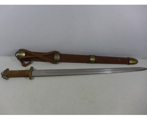 A GOOD QUALITY MODERN DISPLAY VIKING SWORD AND SCABBARD, 73CM BLADE, LENGTH 94CM 