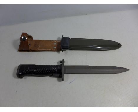 A U.S.M5 BAYONET AND SCABBARD, 17CM BLADE, LENGTH 32CM 