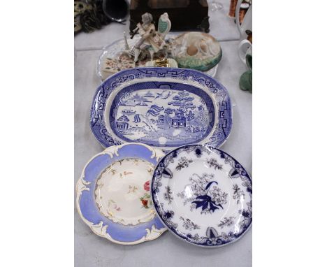 TWO VINTAGE BLUE AND WHITE PLATTERS, CABINET PLATES, AN ONYX TABLE LIGHTER, TRINKET BOX AND FIGURINE 