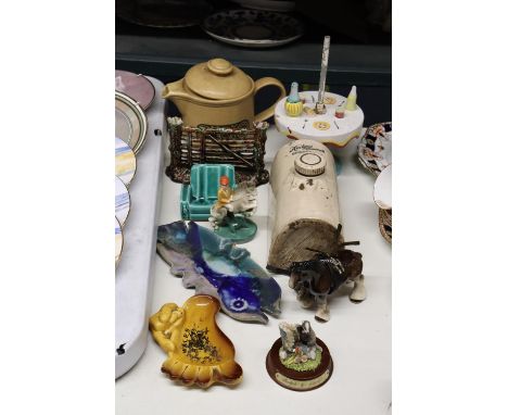 A MIXED VINTAGE CERAMIC AND STONEWARE LOT TO INCLUDE A HEDGES CHEMIST, BIRMINGHAM STONE WATER BOTTLE, ANIMAL FIGURES, A KILN 