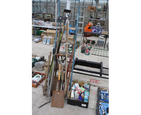 AN ASSORTMENT OF GARDEN TOOLS TO INCLUDE SHOVELS, SPADES AND A STEP LADDER ETC 