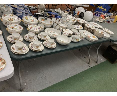 A LARGE COLLECTION OF ROYAL WORCESTER EVESHAM DINNERWARE TO INCLUDE LIDDED SERVING DISHES, PLATES, BOWLS, TRIOSFLAN DISHES, G