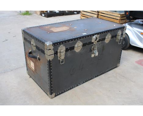 A LARGE VINTAGE TRAVEL TRUNK 