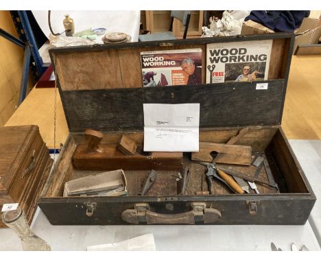 A VINTAGE WOODWORKERS CHEST BEARING INITIAL'S GW WITH TOOLS BELONGING TO RENOWNED CARPENTER GORDON WARR WITH A LETTER OF PROV