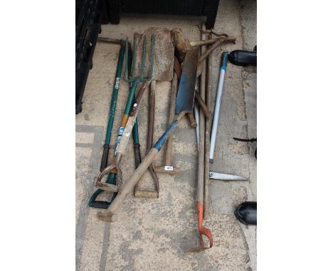 AN ASSORTMENT OF VARIOUS GARDEN TOOLS TO INCLUDE A FORK, A SHOVEL AND A DITCHING SPADE ETC 
