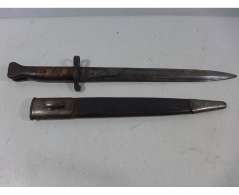 A QUEEN VICTORIA 1888 PATTERN LEE METFORD BAYONET AND SCABBARD, 30CM BLADE, LENGTH 44CM 