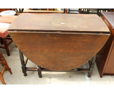 AN EARLY 20TH CENTURY OVAL OAK GATE-LEG DINING TABLE ON TURNED LEGS, 59" X 42" 