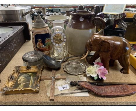A MIXED LOT TO INCLUDE A RHYTHM QUARTZ MANTEL CLOCK,  SILVER PLATED TRINKET TRAY, LARGE SEED POD, WOODEN ELEPHANT ETC 