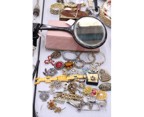 A QUANTITY OF COSTUME JEWELLERY TO INCLUDE BROOCHES, BANGLES, BRACELETS, ETC PLUS A SMALL WOOD AND BRASS BOX AND A VINTAGE HA