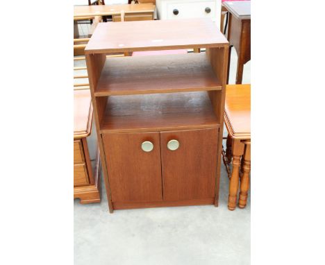 A MODERN TEAK, 2 DOOR SIDE CABINET WITH OPEN SHELF, 20.5 INCHES WIDE 