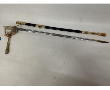 A MINT CONDITION GOOD QUALITY QUEEN ELIZABETH II NAVAL OFFICERS SWORD AND SCABBARD - 78CM BLADE WITH ACID ETCHED DECORATION, 