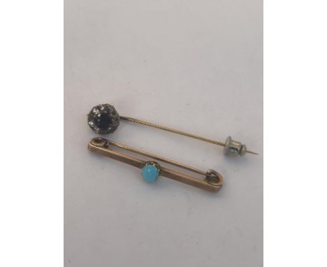 A VINTAGE 14CT GOLD AND SAPPHIRE STICK PIN MARKED 585, WITH A VINTAGE UNMARKED YELLOW BROOCH WITH A TURQUOISE STONE, GROSS WE