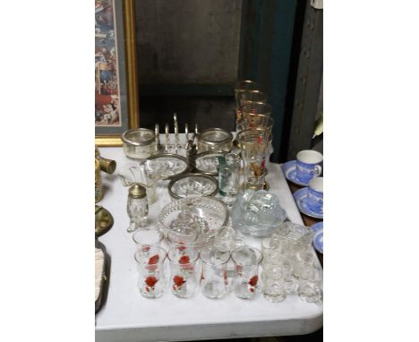 A MIXED LOT OF GLASSWARE TO INCLUDE HUNTING GLASSES, MINIATURE GLASS TANKERS, GLASS ICE CUBES ETC 