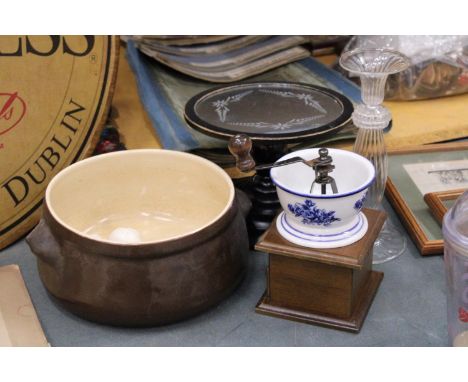 A MIXED LOT TO INCLUDE A CAKE STAND, GLASS CANDLESTICK, COFFEE GRINDER ETC 