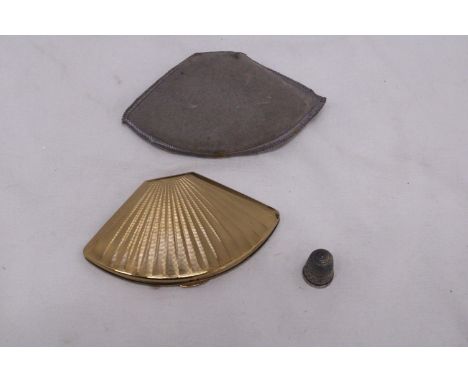 A VINTAGE COMPACT TOGETHER WITH SILVER HALLMARKED TUMBLE 