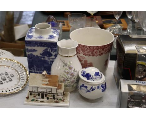 A QUANTITY OF CERAMIC ITEMS TO INCLUDE A PLANTER, VASES, A LIDDED POT AND A COTTAGE 