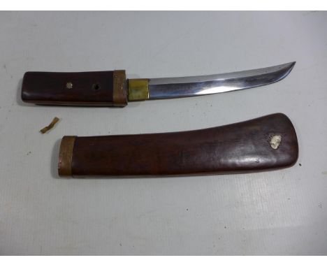 A LATE 19TH/EARLY 20TH CENTURY JAPANESE TANTO AND SCABBARD, 22.5CM BLADE, LENGTH 39CM 
