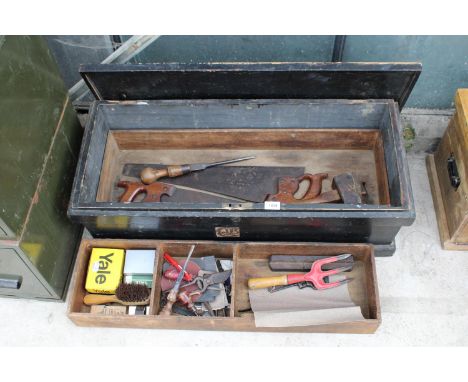 A VINTAGE PINE TOOL CHEST WITH AN ASSORTMENT OF VINTAGE TOOLS TO INCLUDE SCREW DRIVERS, SAWS AND SNIPS ETC 